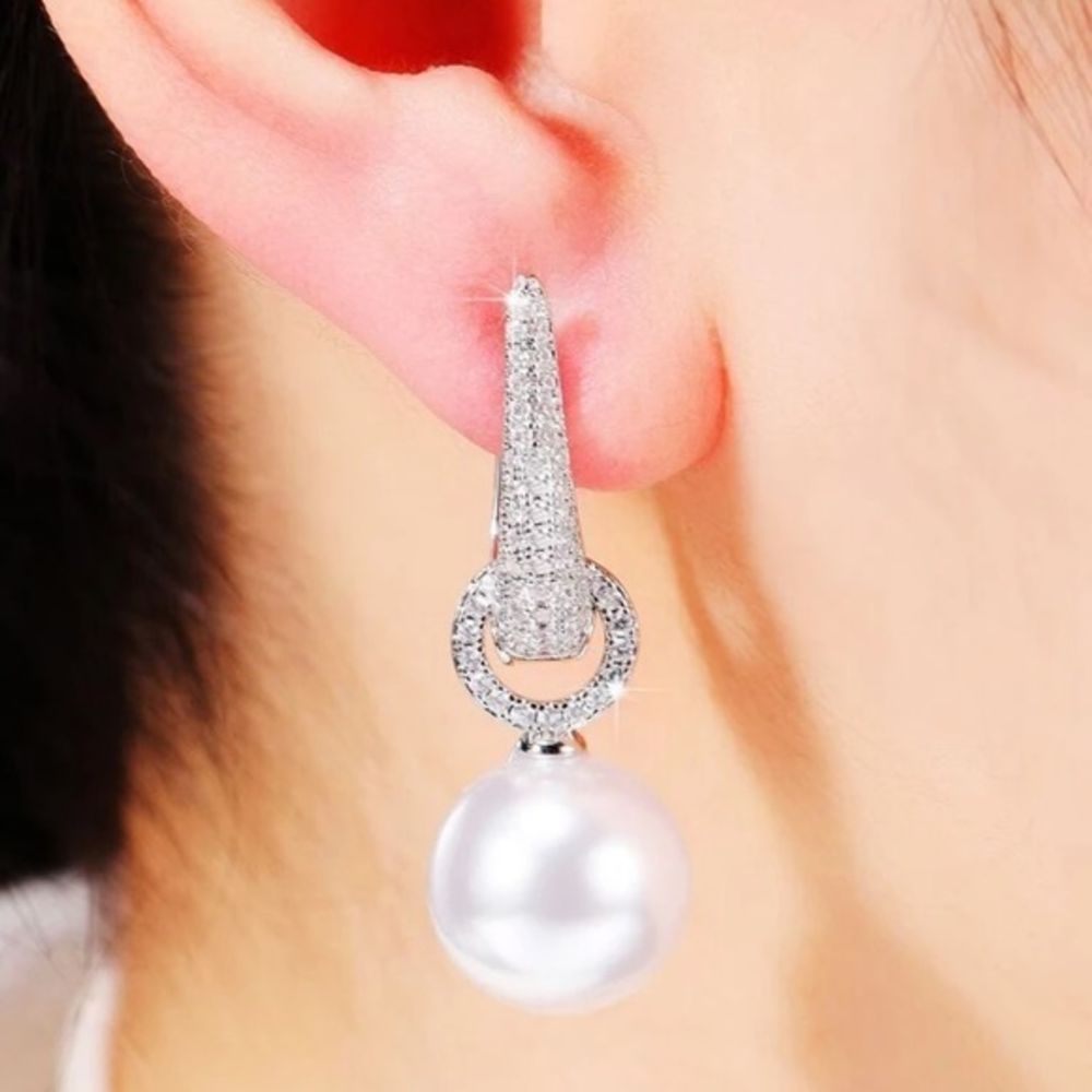 NWOT Drop down Pearl earrings with silver‎ rhinestones